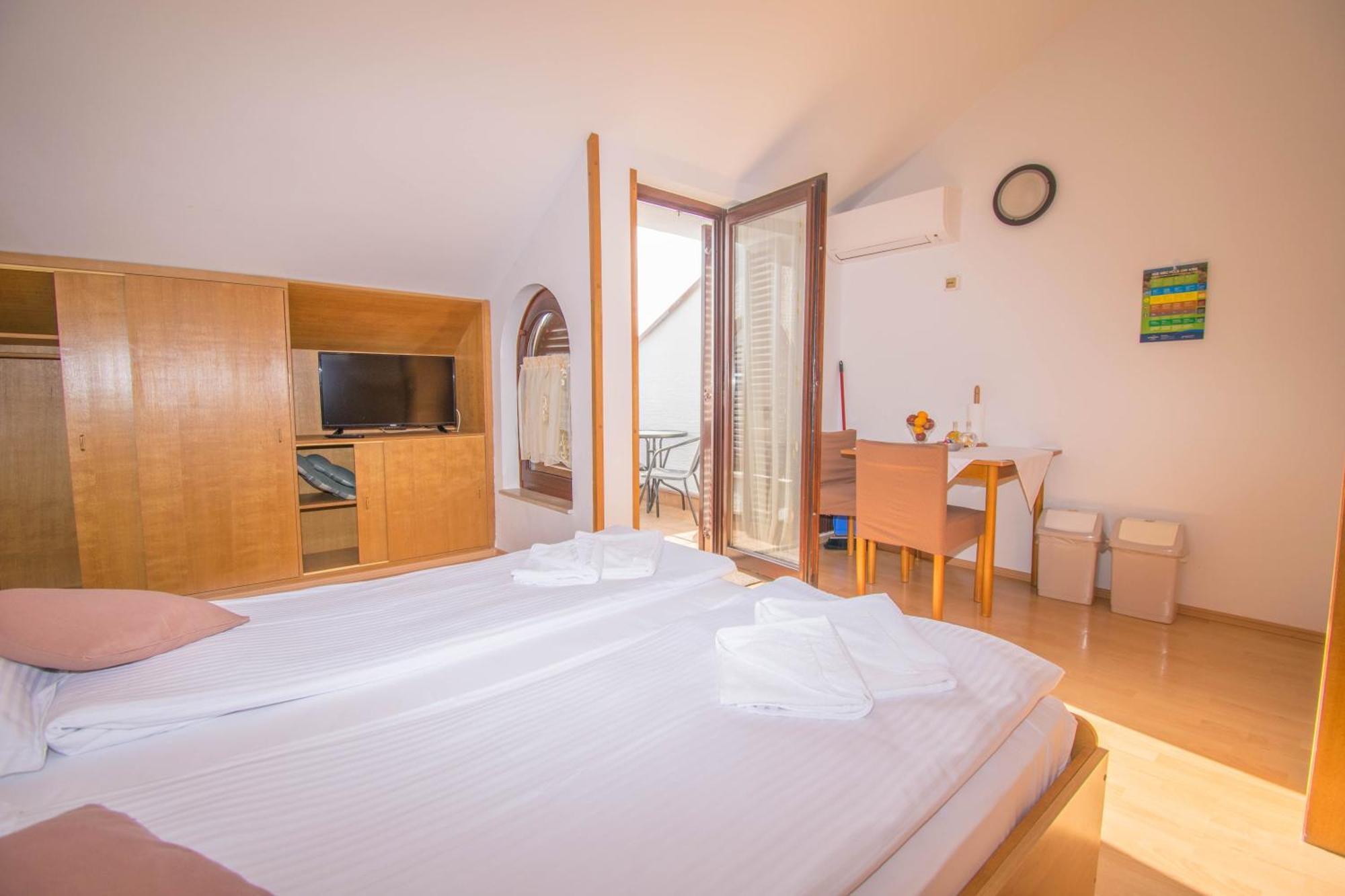 Apartments Punta & Vista In Krk Krk Town Exterior photo